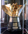 Photo couleur du trophée Maurice Richard dans une vitrine.