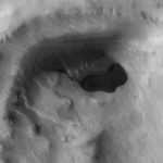 Cliché d'une formation ressemblant à un lac pris par l'instrument THEMIS de la sonde Mars Odyssey le 14 novembre 2003.