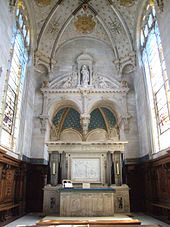 Autel de marbre au premier plan surplombé par la voûte de la chapelle et ses deux grandes verrières de chaque côté