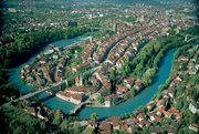 photo aérienne de la vieille ville de Berne, placée dans un lacet de l'Aar