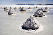 http://fr.academic.ru/pictures/frwiki/49/180px-Piles_of_Salt_Salar_de_Uyuni_Bolivia_Luca_Galuzzi_2006.jpg