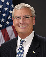 Portrait officiel de l'actuel Administrateur de l'Agence de protection de l'environnement, Stephen L. Johnson en 2005.