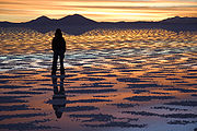 http://fr.academic.ru/pictures/frwiki/49/180px-Watching_Sunset_Salar_de_Uyuni_Bolivia_Luca_Galuzzi_2006.jpg