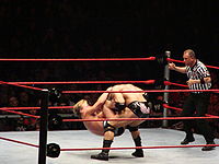 Jericho portant le Codebreaker sur Batista.