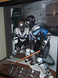 Deux mannequins portant des équipements de hockeyeur.