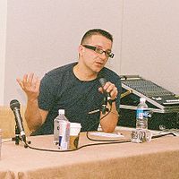 John Acquaviva s'exprimant lors d'une conférence