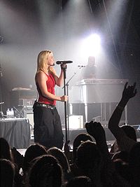 Kelly Clarkson en concert durant sa tournée Hazel Eyes en Novembre 2005