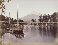 Vue du mont Fuji. Photographie à l'albumine colorée à la main. XIXe siècle siècle.