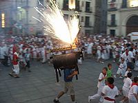 Toro de fuego à Tudela, costume porté par un artificier.