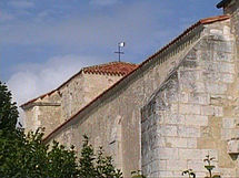 Le mystérieux Lapin, sur le toit de l'église (en haut) et l'église vue Est (en bas).