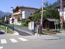 L'entrée de la halte près du passage à niveau.