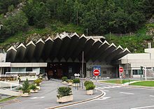 Photographie de l'entrée du tunnel du Mont-Blanc, côté France