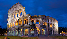 Photographie de nuit du Colisée (éclairé) à Rome