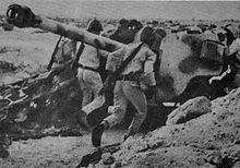 Photographie présentant un groupe de soldats égyptiens en train de manœuvrer un canon antichar.