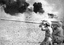 Photographie montrant une batterie d'artillerie égyptienne faisant feu.