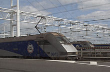 La photo couleur montre deux locomotives à cais au terminal de Coquelles