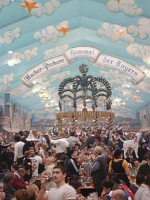 Fête de la bière en 2003, intérieur d'une tente  avec un ciel représenté sur le plafond