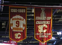  Photographie des bannières aux couleurs des Flames de Calgary