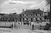 La cour de la gare et le bâtiment voyageurs vers 1900