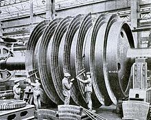 Ouvriers travaillant sur la turbine