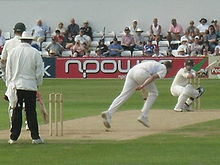 Photographie représentant Phillip Hughes esquivant le lancer d'un joueur anglais, en 2009.