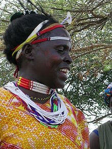 Femme Kuria dansant au cours d'une fête