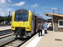 Un train marque l'arrêt à la gare en 2008