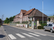 La mairie et l'école de Mouriez sur la route principale.