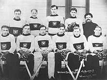 Photographie en noir et blanc de l'équipe des Wanderers, joueurs et dirigeants.