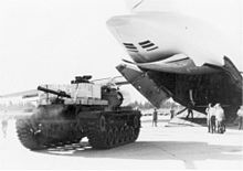 Photographie montrant un char M60 débarquant d'un avion de transport américain au cours de l'opération Nickel Grass.