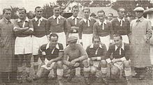 Photographie de l'équipe de la saison 1936-1937, quatre joueurs sont agenouillés et les autres debouts