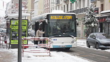 Un bus rue de Paris à l'arrêt, arrêt Pasteur, montée d'un usager