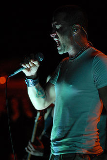 Portrait de Scott Stapp chantant et tenant un micro à la main