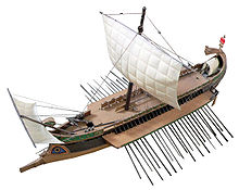 Maquette détaillée d'une trirème, avec rames et voiles de sortie.
