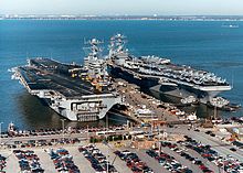 Le Stennis et l'Eisenhower en train de mouiller à la base maritime de Norfolk.