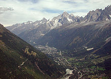 Photgraphie de la vallée de Chamonix. Au 1er plan Les Houches, au centre la ville de Chamonix et au fond l'aiguille Verte