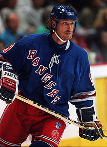 Photographie de Wayne Gretzky avec le maillot bleu des Rangers de New York