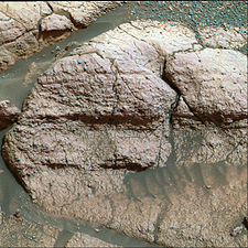 Image composite du rocher « El Capitan » vu par la caméra panoramique (PanCam) du rover Opportunity en bordure du cratère Eagle, dans la région de Meridiani Planum, en février 2004. C'est sur ce rocher qu'ont été caractérisées des sphérules d'hématite, a priori formées en milieu aqueux.