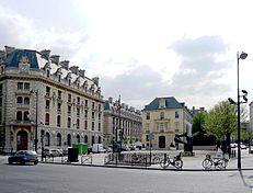 P1010960 Paris IV Place du Père-Teilhard-de-Chardin reductwk.JPG