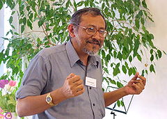 Probal Dasgupta s'exprimant lors de la journée portes ouvertes du siège de l'association mondiale d'espéranto à Rotterdam au printemps 2008