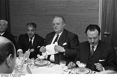 Bundesarchiv B 145 Bild-F017436-0039, Bonn, Schmücker empfängt Minister aus Irak.jpg