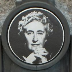 Plaque en l'honneur d'Agatha Christie, sur un mur extérieur de Torre Abbey, à Torquay.