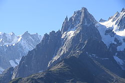 La pointe de l'aiguille de la République, qui se détache à gauche de l'aiguille des Grands Charmoz