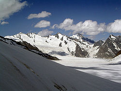 L'Hinter Fiescherhorn (le deuxième sommet en partant de la gauche)