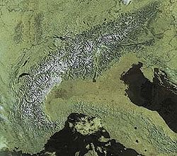 Image satellite des Alpes en mai 2002.