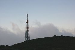 Vue de l'antenne de télécommunications du Piton Textor au coucher du soleil.
