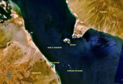 Image satellite du détroit de Bab-el-Mandeb avec la péninsule de Cheikh Saïd et l'île de Perim au centre appartenant au Yémen (en haut à droite) et faisant face à Djibouti (en bas à gauche).