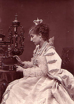 Sarah Bernhardt (1844-1923)dans le rôle de la reine d'Espagne en 1872.