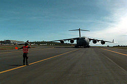 Le premier C-17 Globemaster III de l’U.S. Air Force à atterrir sur l’aéroport international d’Entebbe