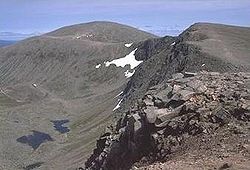 Vue du Cairn Gorm dominant le cirque glaciaire de Coire an t-Sneachda.